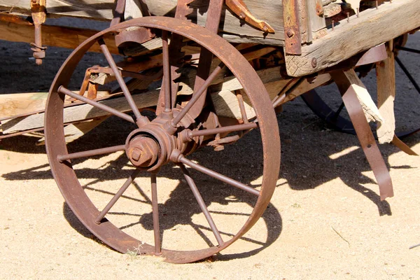 Zardzewiałe Stare Zachodnie Koło Wagonu — Zdjęcie stockowe