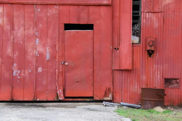 Rode Schuur Oude Verlaten Boerderij Gebouw Deur Vat — Stockfoto