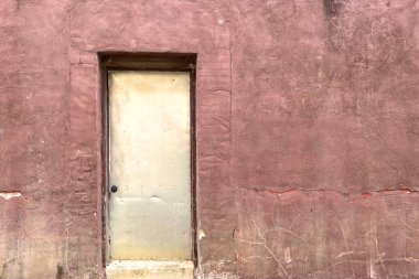 Terk edilmiş bir arka kapı. Şu bina.