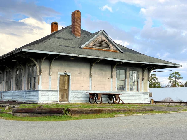 Een Onbeheerd Oud Verlaten Treinstation Gebouw Een Ghoat Stad — Stockfoto