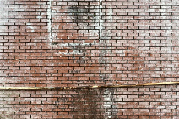 損傷を受けた古い赤レンガの壁はレトロな倉庫街を捨て — ストック写真