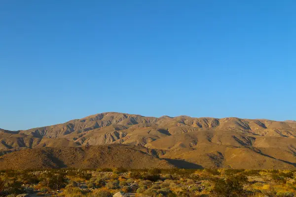 Błękitne Niebo Toczące Się Pustynne Góry Horyzoncie — Zdjęcie stockowe