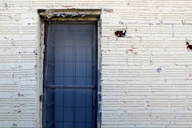 Kilitli mavi kapısı olan eski bir sokak beyazlatılmış tuğla duvar