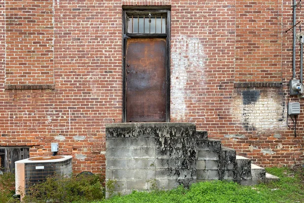 Vacker Gammal Rostig Lagerdörr Vintage Röd Tegelbyggnad Med Betongtrappor Och — Stockfoto