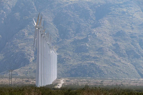 Μια Μαγευτική Σειρά Από Ανεμογεννήτριες Μια Κοιλάδα Βουνό Αγρόκτημα — Φωτογραφία Αρχείου