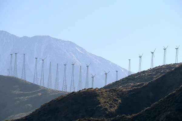 Mountain Valley Crest Large Vintage Wind Turbine Farm Distance — Stock Photo, Image