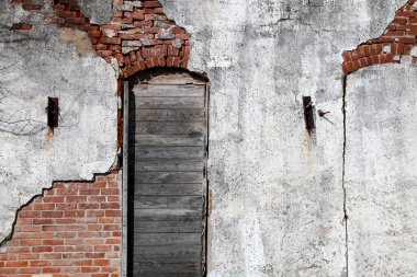 Tahta kemerli pencereli eski, eski bir duvar.