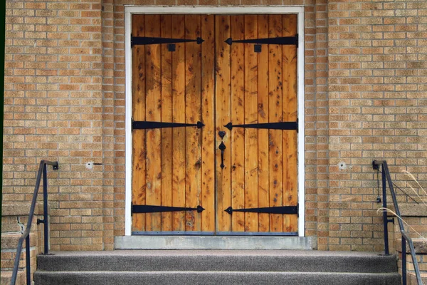 两扇有砖门和台阶的老式铁铰链橡木门 — 图库照片