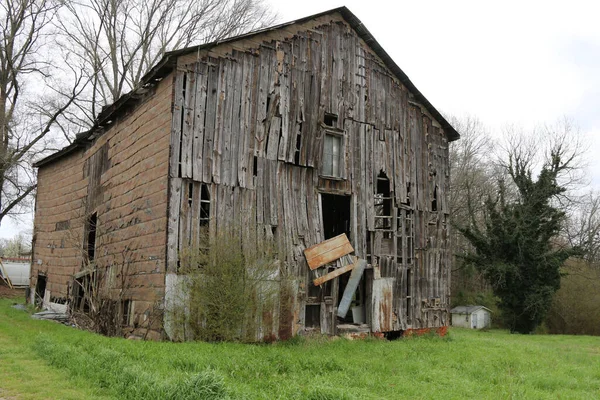 Une Grande Ancienne Grange Ruine Qui Est Délabrée Abandonnée — Photo