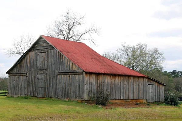 Une Grange Ferme Rétro Avec Toit Rouge Dans Champ Vide — Photo