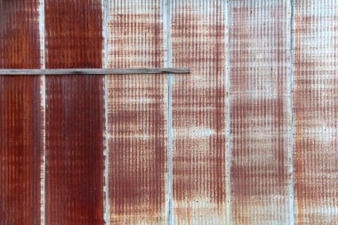 Antika yüzlü, paslı, kırmızı metal fabrika depo duvarı.