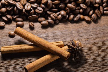 Tarçınlı kahve çekirdekleri ve ahşap arka planda yıldız anason.