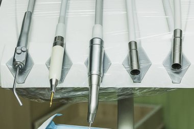 Diş aletleri kapanıyor. Hastane, dişçi, tedavi