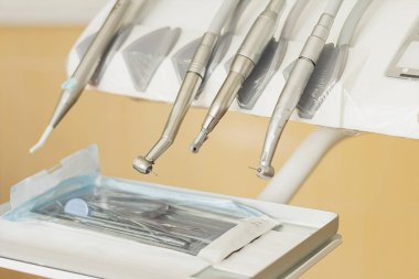 Diş aletleri kapanıyor. Hastane, dişçi, tedavi, dişçilik