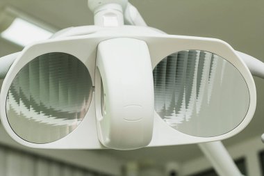 Ameliyathanenin cerrahi lambası.