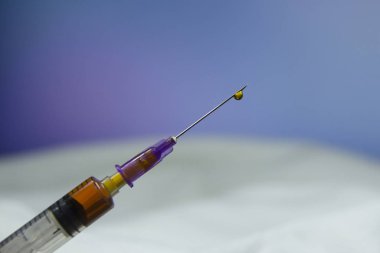 Tıbbi şırınga iğnesi, imza için yeri olan yakın çekim