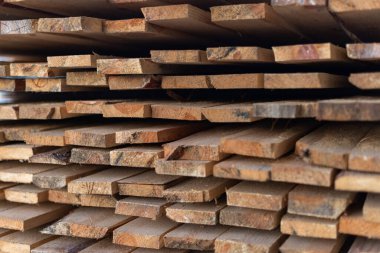 Tahtalar üst üste dizilmiş.