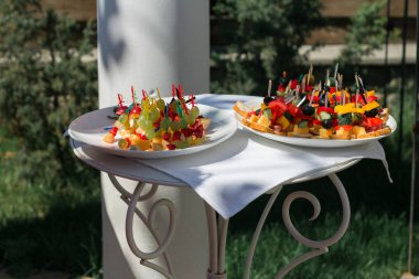 açık hava yaz partisinde yemek servisi, parti ziyafet açık büfe masada lezzetli snack yemekler