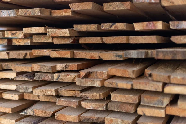 Tahtalar üst üste dizilmiş.