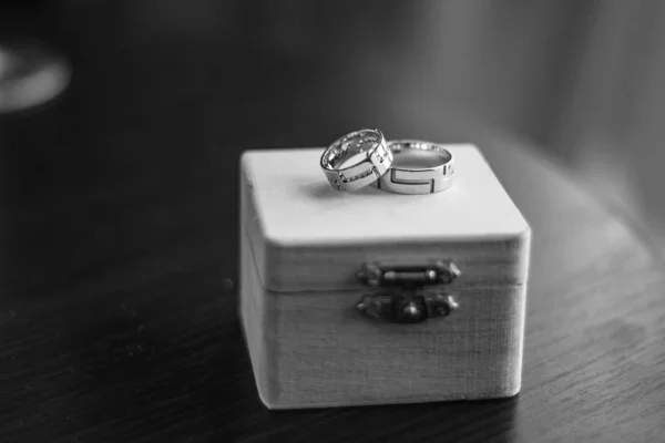 Anéis Ouro Casamento Uma Caixa Madeira — Fotografia de Stock