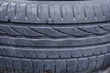 Eski, eski araba lastikleri.