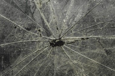 Cam dokusu, çatlak, toz ve çizikler, yakın plan.