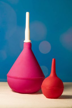 Tıbbi armut, mavi arka planda, tıbbi cihaz