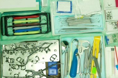 Kümelerde ve tedavide bulunan diş aletleri