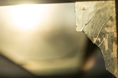 Cam dokusu, çatlak, toz ve çizikler, yakın plan.