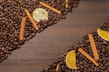 Kahve çekirdekleri, tarçın ve narenciye arkaplan, reklam için yer var.