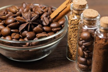 Kahve çekirdekleri ve tarçın. Üç çeşit kahve çekirdeği, öğütülebilir, çözünebilir.