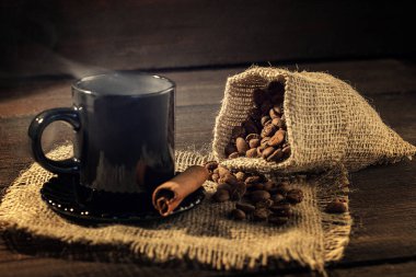 Aromatik tohumlar, kavrulmuş kahve bir fincanda, arka planda, dokuda