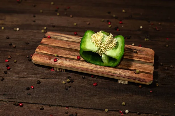 Grüne Paprika Halbiert Körner — Stockfoto