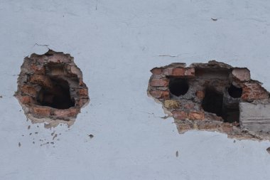 Muharebeler sırasında tuğla duvardaki mermilerden delikler.