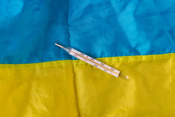 Термометр Задньому Плані Українського Прапора Епідемія Вірусних Захворювань Україні — стокове фото