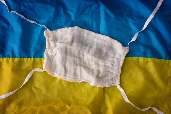 파란색 노란색 배경에 수있는 수술용 보호용 마스크는 우크라이나 국기와 비슷하다 — 스톡 사진
