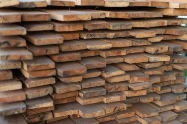 Tahtalar üst üste dizilmiş.