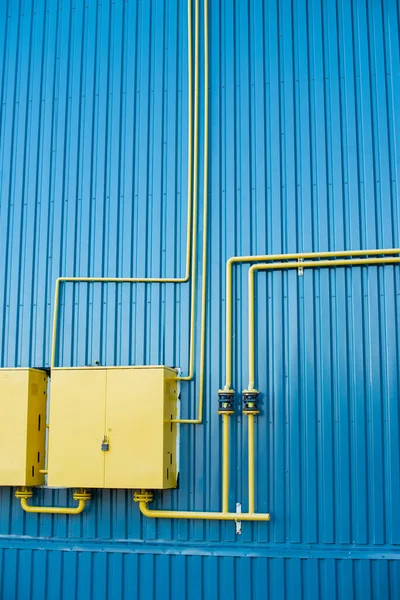 Mavi metal yüzeyde gaz dağıtım borusu