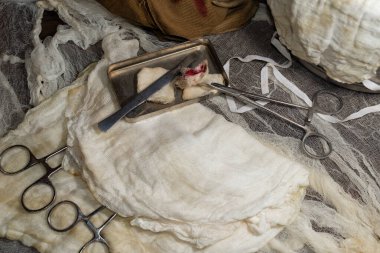 Ameliyat sırasında cerrahi aletler cımbız, pense, kıskaç, neşter, makas..