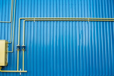 Mavi metal yüzeyde gaz dağıtım borusu