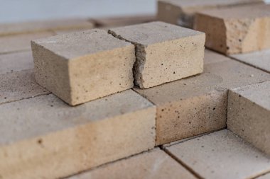 Doku, tuğla, duvar, arka plan olarak kullanılabilir. Çizik ve çatlaklarla tuğla dokusu