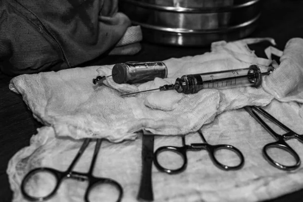 Sebészeti Műszerek Gézzel Borítva Feküdt Asztalon Műtőben — Stock Fotó