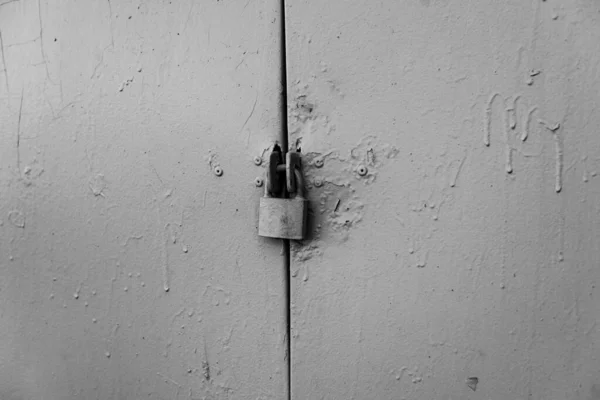 紧闭的金属车库门背景上的锁 — 图库照片