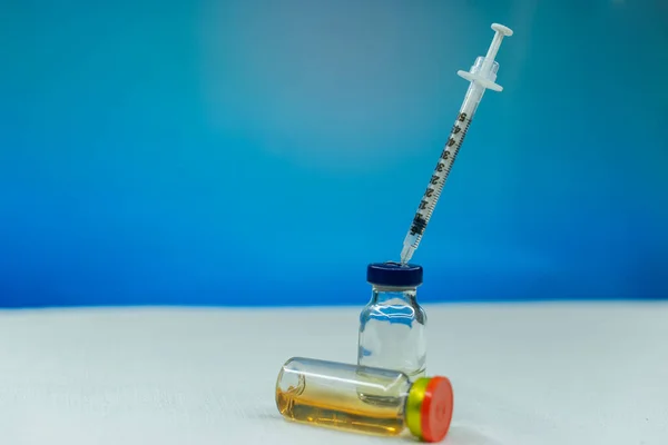 糖尿病ワクチン白地にインスリン医療注射器 — ストック写真