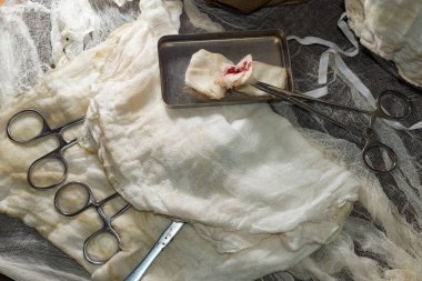 Ameliyat sırasında cerrahi aletler cımbız, pense, kıskaç, neşter, makas..