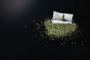 İsveç Burnu - rendelenmiş nemlendirilmiş toz ve çiğneme tütünü. Yakın plan. Tütün ürünü