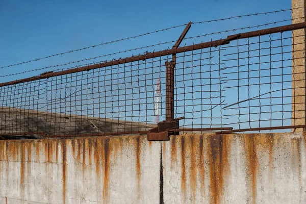 青空を背景に有刺鉄線でフェンス — ストック写真