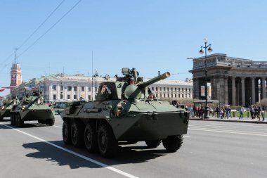 St. Petersburg, RUSSIA - 9 Mayıs 2013: Rus Zırhlı personel taşıyıcısı 2. Dünya Savaşı 'nda Zafer Geçidi' ne