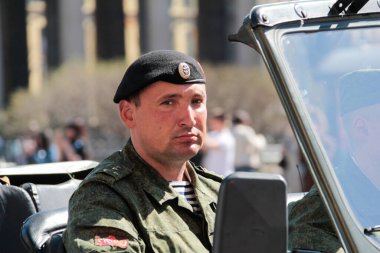 St. Petersburg, RUSSIA - 9 Mayıs 2013: Sokaklardaki Rus askerleri, 2. Dünya Savaşı 'ndaki Zafer Geçidi