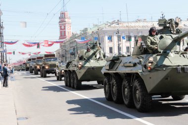 St. Petersburg, RUSSIA - 9 Mayıs 2013: Rus Zırhlı personel taşıyıcısı 2. Dünya Savaşı 'nda Zafer Geçidi' ne
